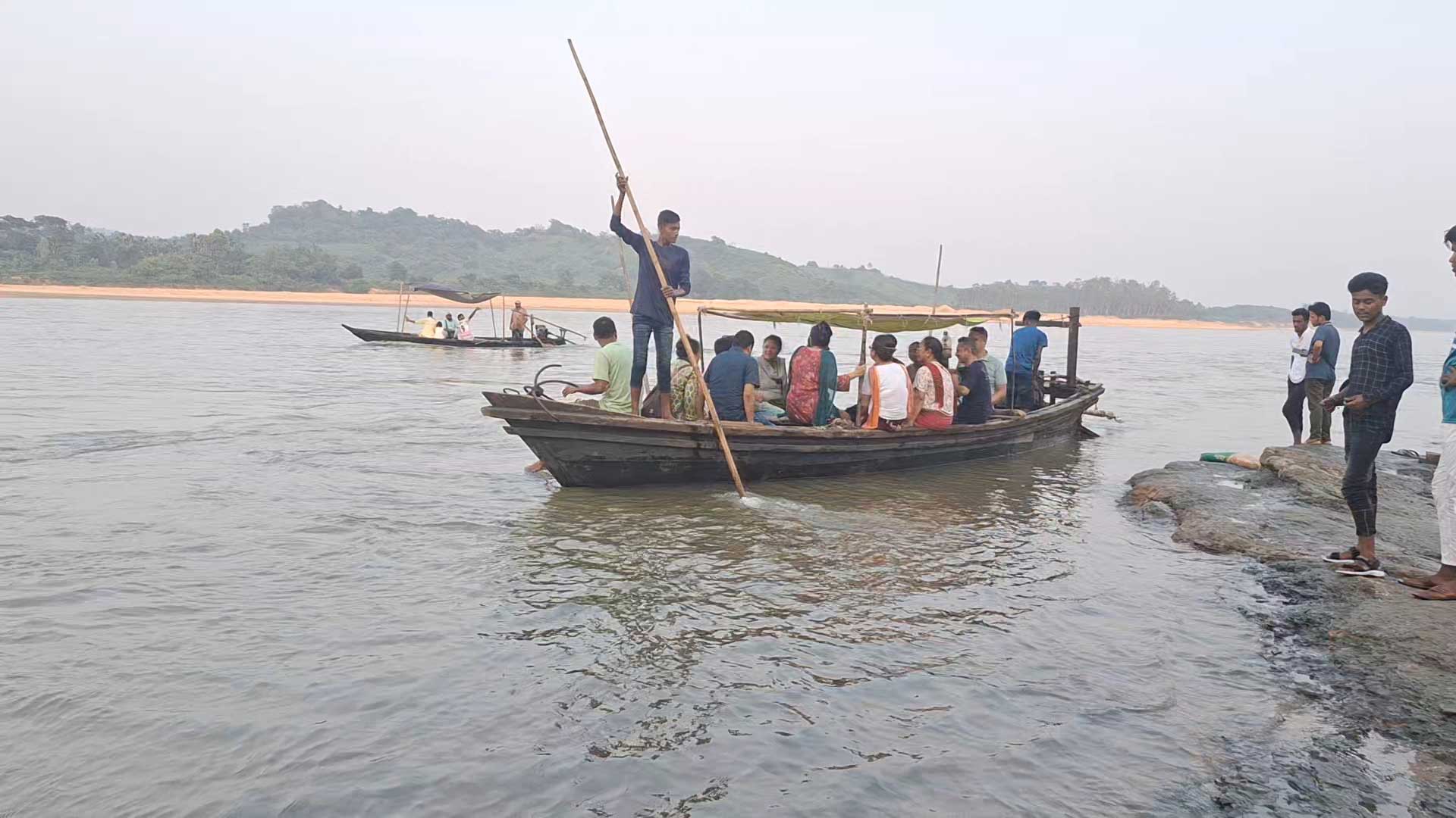 সোমেশ্বরীর বুকে ভাসে জীবিকার স্বপ্ন