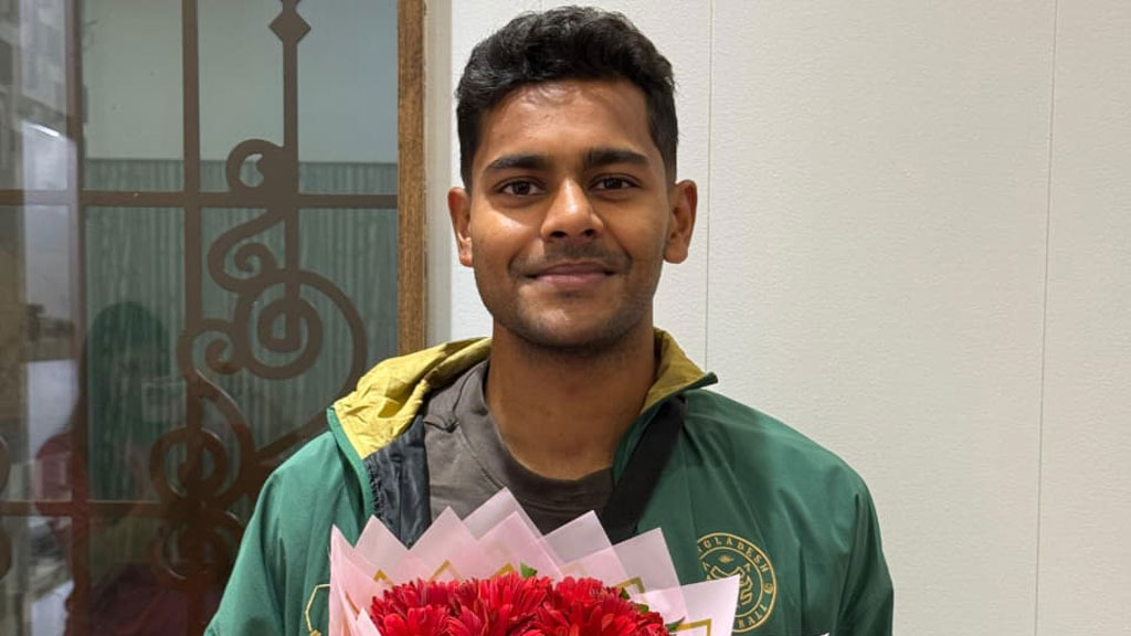 ঢাকায় এসেই শমিত বললেন, ‘হংকংয়ের বিপক্ষে দুই ম্যাচেই জিততে পারি’