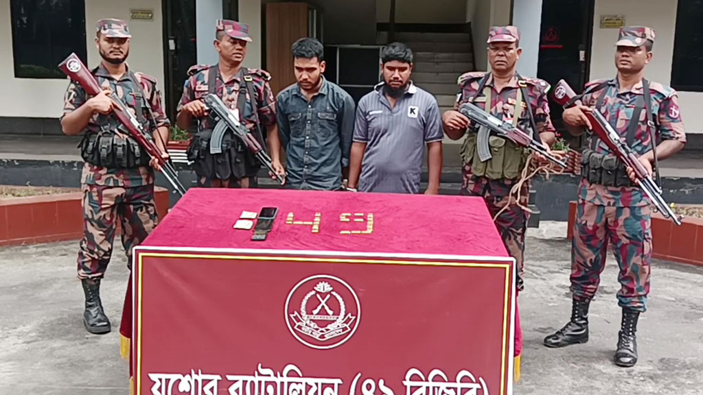 যশোরে সাড়ে ৪ কোটি টাকার সোনার বারসহ ২ পাচারকারী গ্রেপ্তার