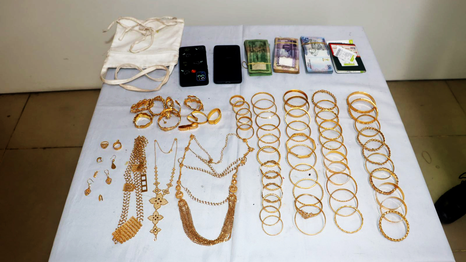 ওমরাহফেরত হাজির ব্যাগে ৬৮০ গ্রাম সোনার গয়না, শাহজালালে গ্রেপ্তার