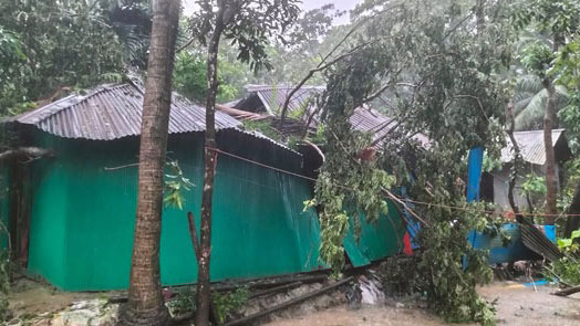 নোয়াখালীর সেনবাগে ঘূর্ণিঝড়ে লন্ডভন্ড তিন গ্রামের অর্ধশত ঘরবাড়ি