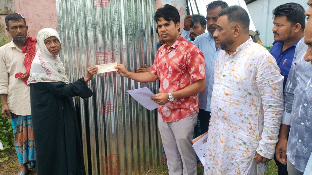 সেনবাগে ঘূর্ণিঝড়ে ক্ষতিগ্রস্ত ২১টি পরিবারের মধ্যে সহায়তা প্রদান