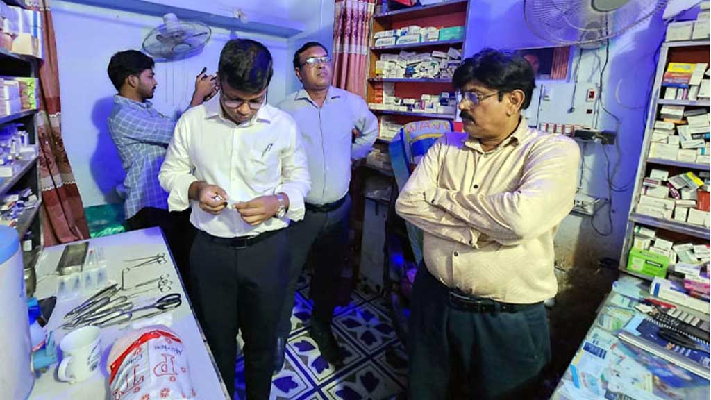 সনদ ছাড়া চিকিৎসা দেওয়া সেই ‘চিকিৎসকের’ লাখ টাকা জরিমানা-কারাদণ্ড