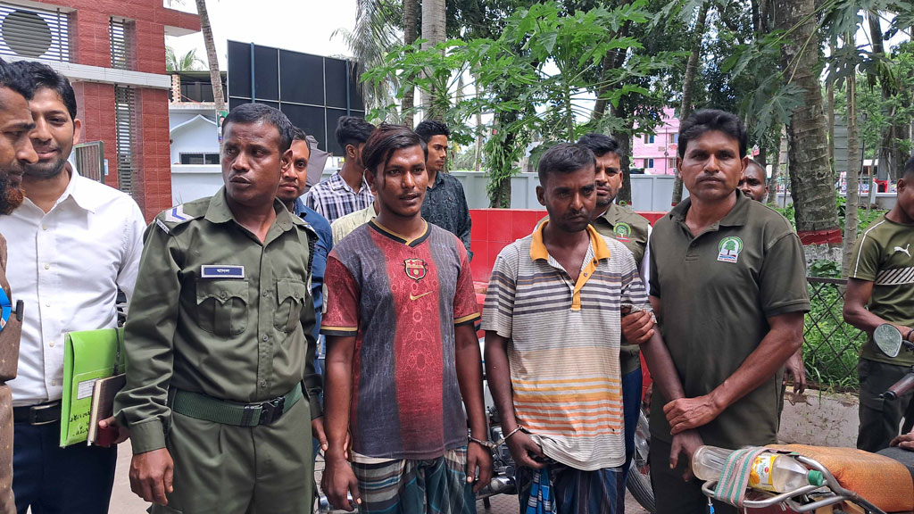 সুন্দরবনে হরিণের চামড়া-মাথা জব্দ, আটক ২ শিকারি কারাগারে