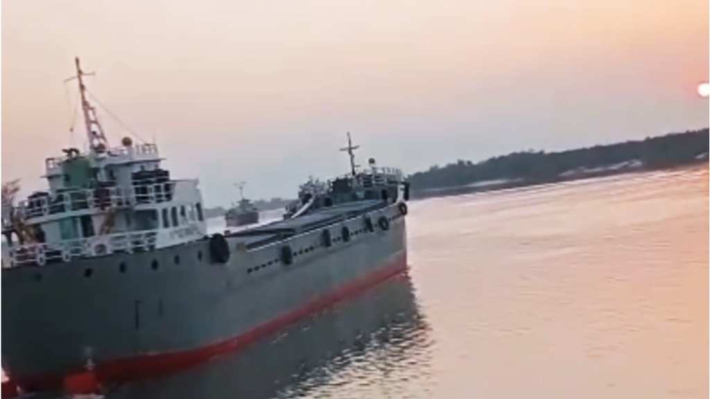 সুন্দরবনে ভারতগামী ৫ ট্রলারে ডাকাতির চেষ্টা, গুলি ও লুটপাট