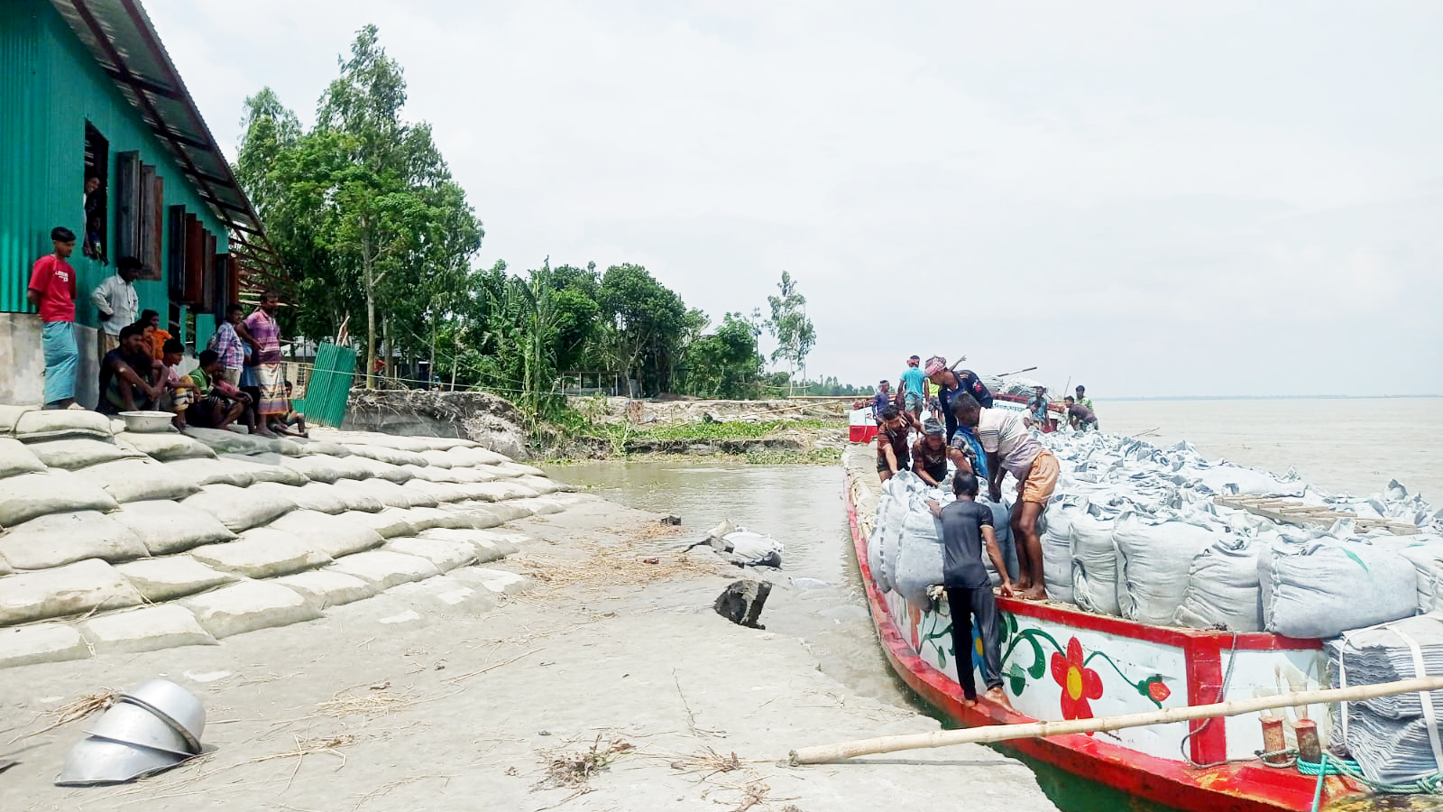 ভাঙনের পর জিও ব্যাগ, তবু রক্ষা করা যাচ্ছে না ভোরের পাখি বিদ্যালয়