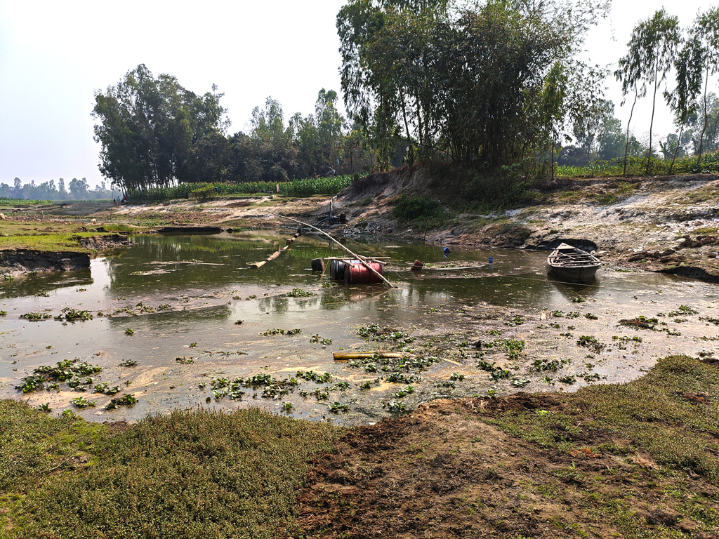 সুন্দরগঞ্জে ফসলি জমি ঘেঁষে বালু উত্তোলনের অভিযোগ