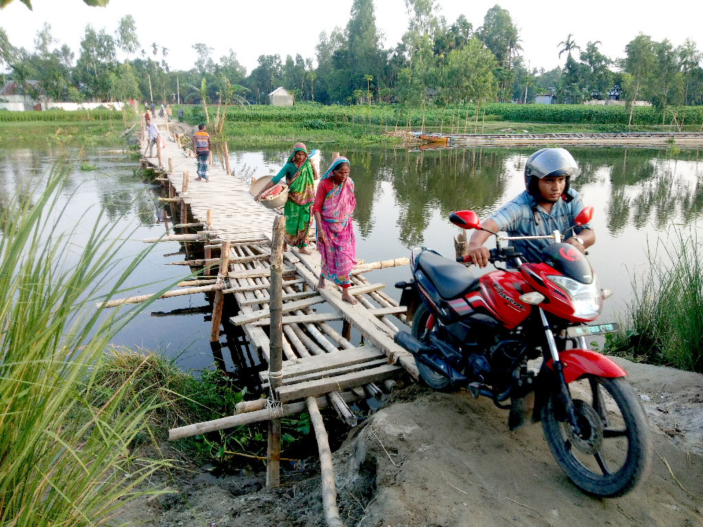 আশ্বাসেই কাটল ২৫ বছর, ঝুঁকি নিয়ে পারাপার
