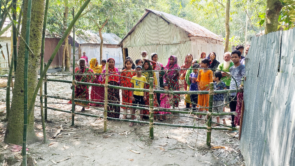 জমি নিয়ে বিরোধে রাস্তায় বাঁশের বেড়া, ৩০টি পরিবার অবরুদ্ধ