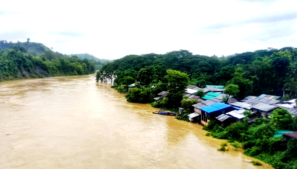 রুমায় কেওক্রাডংয়ে আটকা পড়েছেন অর্ধশতাধিক পর্যটক
