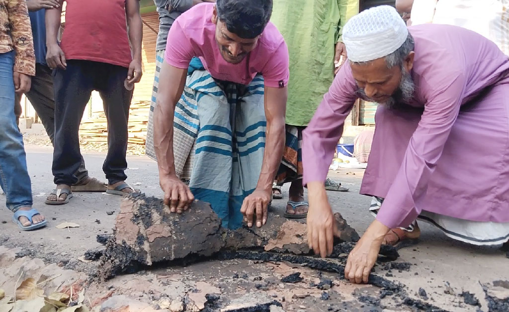 হতের টানেই উঠে যাচ্ছে সড়কের কার্পেটিং