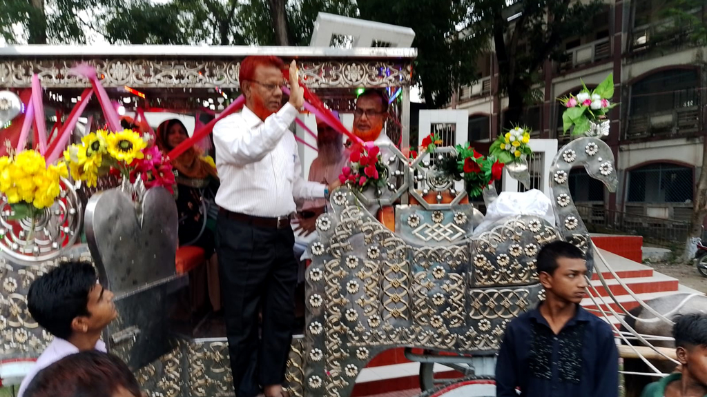 সিংগাইরে ঘোড়ার গাড়িতে চড়িয়ে শিক্ষকের ব্যতিক্রমী বিদায় সংবর্ধনা