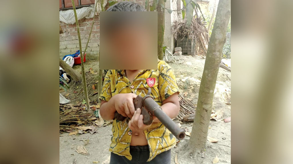 সোনাগাজীতে শিশুর হাতে বন্দুক—ফেসবুকে ছবি