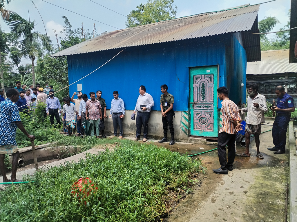 সোনাগাজীতে খালে বর্জ্য ফেলায় পোল্ট্রি খামারে প্রশাসনের অভিযান