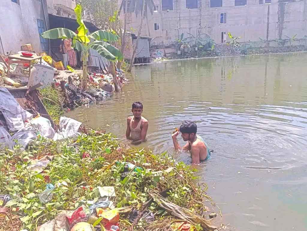 দুই মাদকসেবীকে ধরে পুকুর পরিষ্কার করালেন যুবদল নেতা