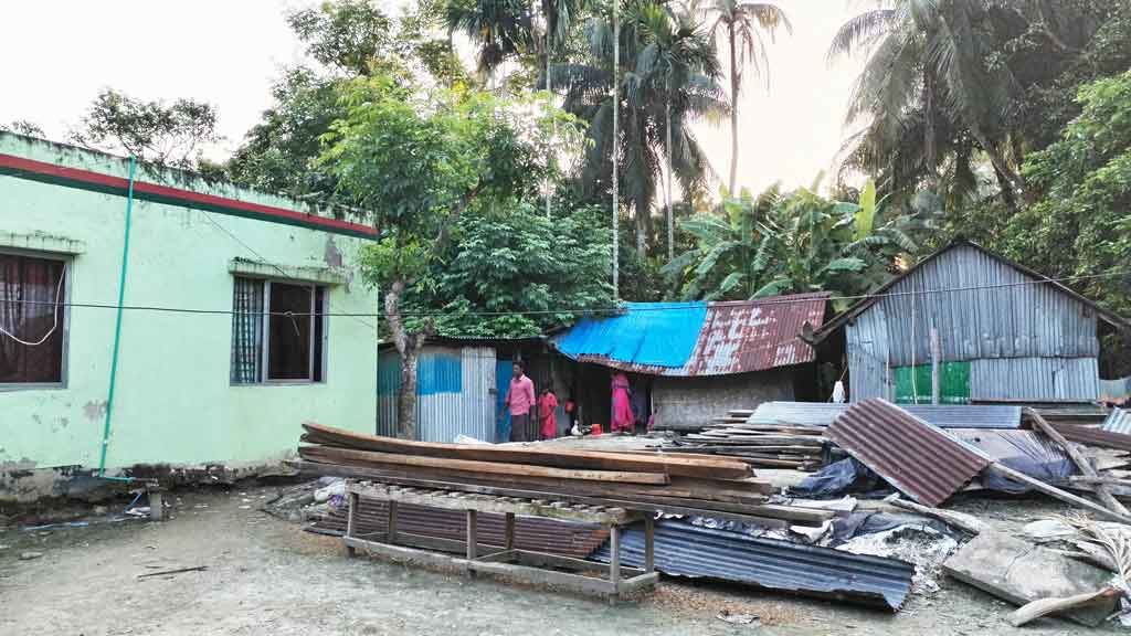 সোনাগাজীতে বিধবা ও তাঁর প্রতিবন্ধী ছেলেকে উচ্ছেদ চেষ্টা, তদন্তে পুলিশ