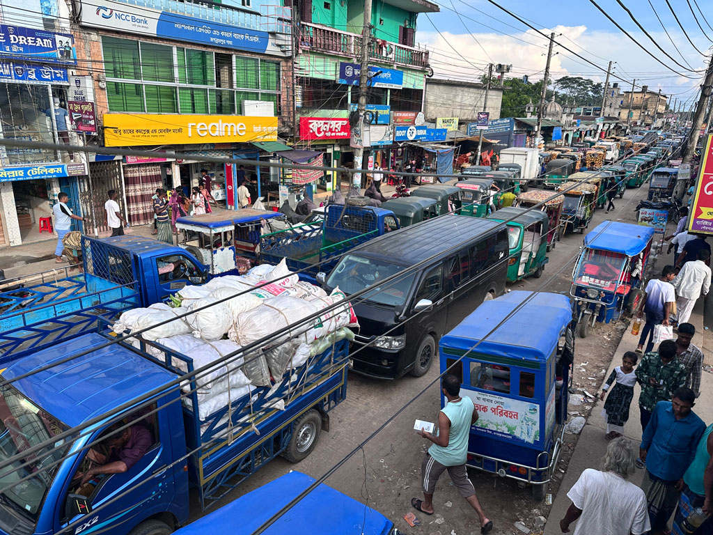 সুনামগঞ্জের জগন্নাথপুর বাজারের টিঅ্যান্ডটি রোডে ফুটপাত দখল করে ফলের দোকান। ছবি: আজকের পত্রিকা