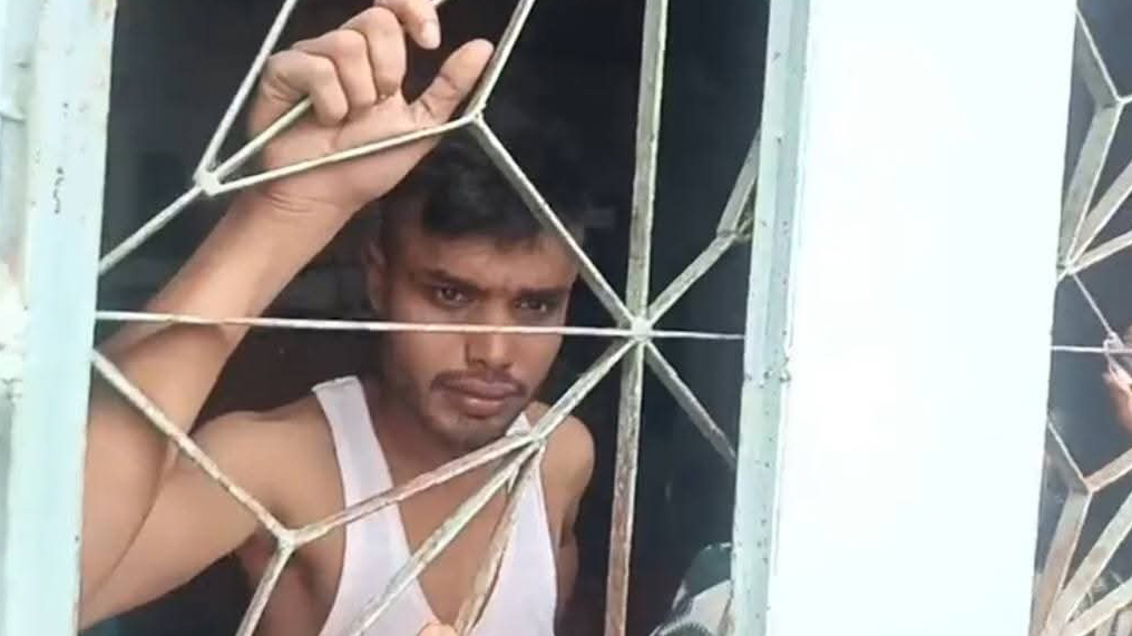 বাসা ভাড়া দিতে দেরি হওয়ায় তালাবদ্ধ করে রাখলেন বাড়ির মালিক