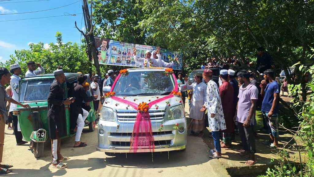 টানা ২৩ বছর নামাজের আহ্বান, মুয়াজ্জিনকে রাজকীয় বিদায় জানালেন এলাকাবাসী