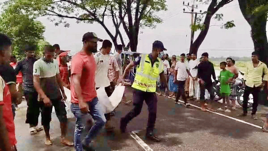 ডাকপত্র নিয়ে যাওয়ার পথে সড়কে প্রাণ গেল দুই কর্মচারীর