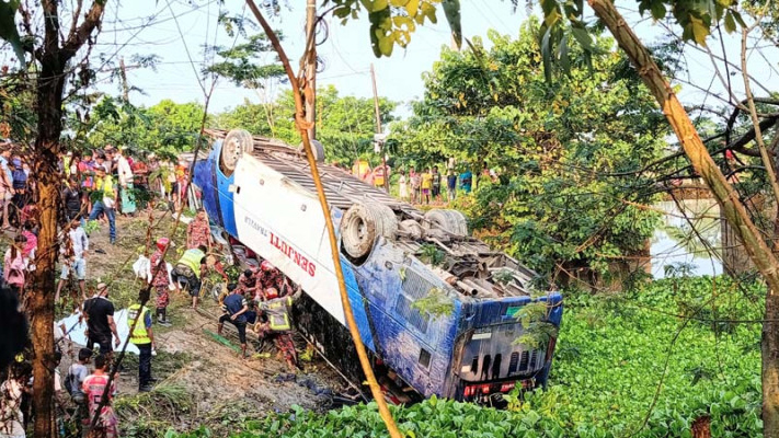 সুনামগঞ্জ-সিলেট সড়কে বাস খাদে, মা-মেয়ে নিহত