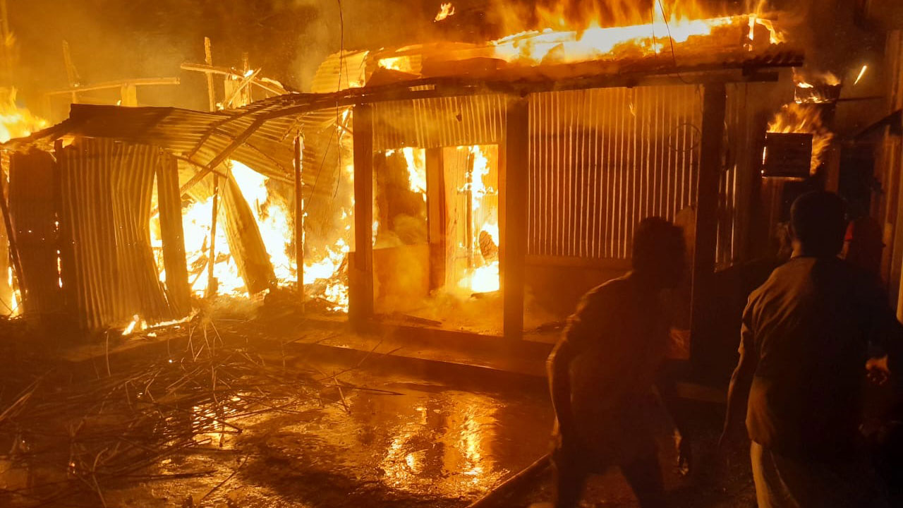 জগন্নাথপুরে রান্নাঘরের আগুনে তিন পরিবারের ঘরবাড়ি পুড়ে ছাই