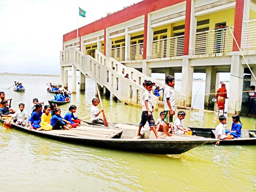সুনামগঞ্জের প্রাথমিক শিক্ষা: বর্ষায় দুর্ভোগ বাড়ে ওদের