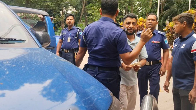 হজে যাওয়ার সময় আ.লীগ নেতা মাসুম বিমানবন্দর থেকে গ্রেপ্তার