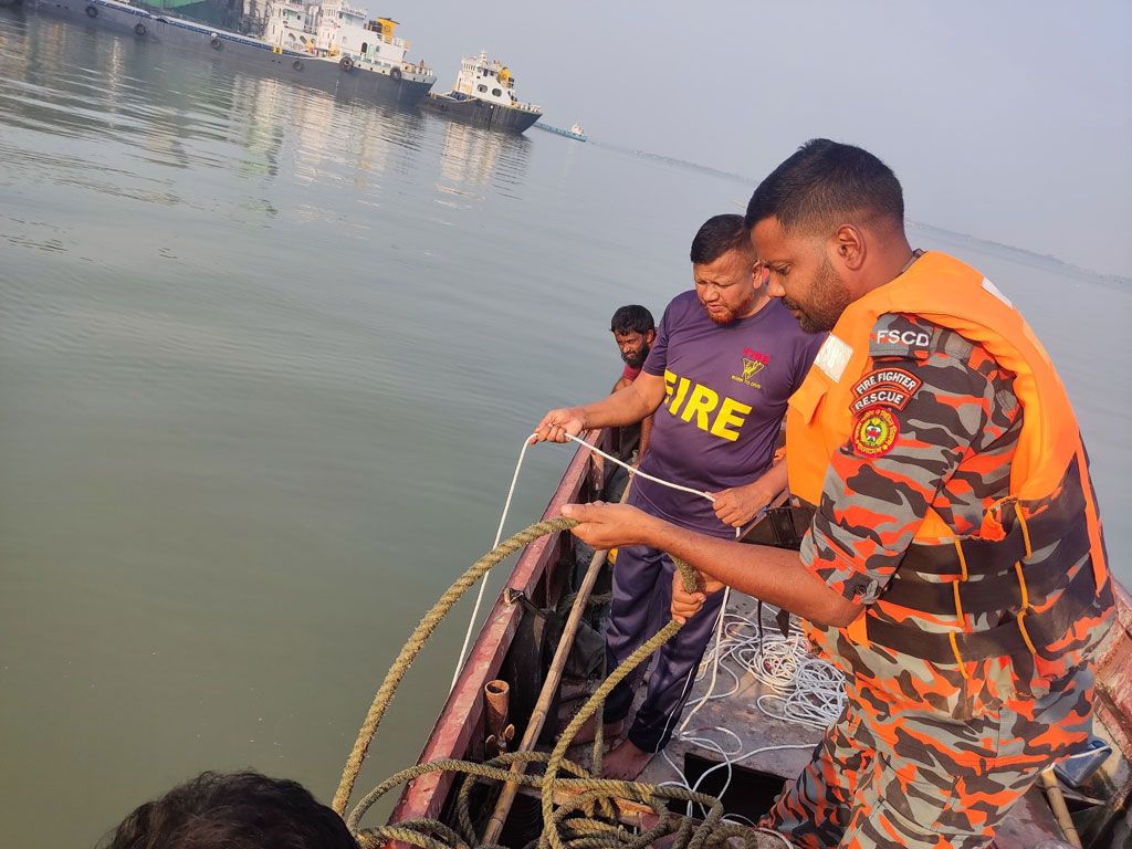 সোনারগাঁয়ের মেঘনায় ২ হাজার ব্যাগ সিমেন্টসহ ট্রলারডুবি, ২ যুবক নিখোঁজ