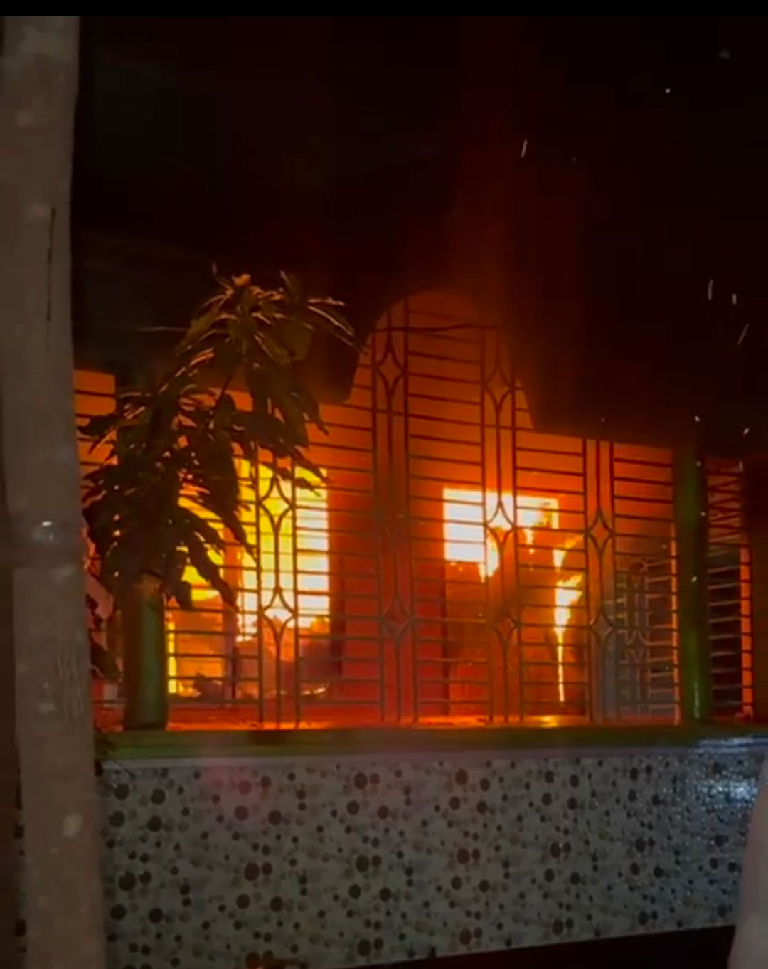 সোনারগাঁয়ে জামিনে এসে হত্যা মামলার বাদীর বাড়িতে হামলা, লুটপাটের পর অগ্নিসংযোগ