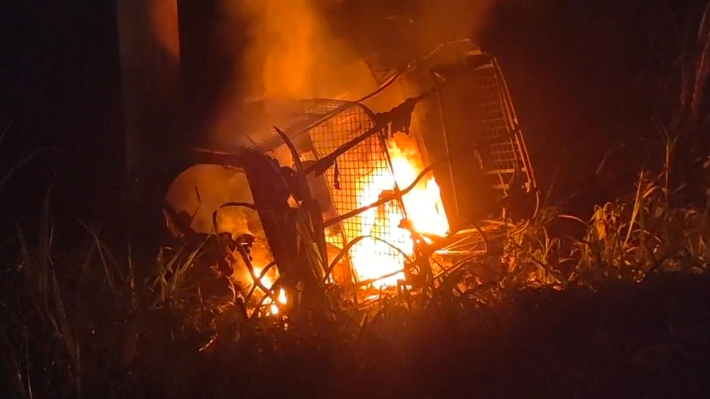 সোনারগাঁয়ে মহাসড়কে ছিনতাইকারীদের অটোরিকশায় আগুন দিয়েছে জনতা, আটক-২