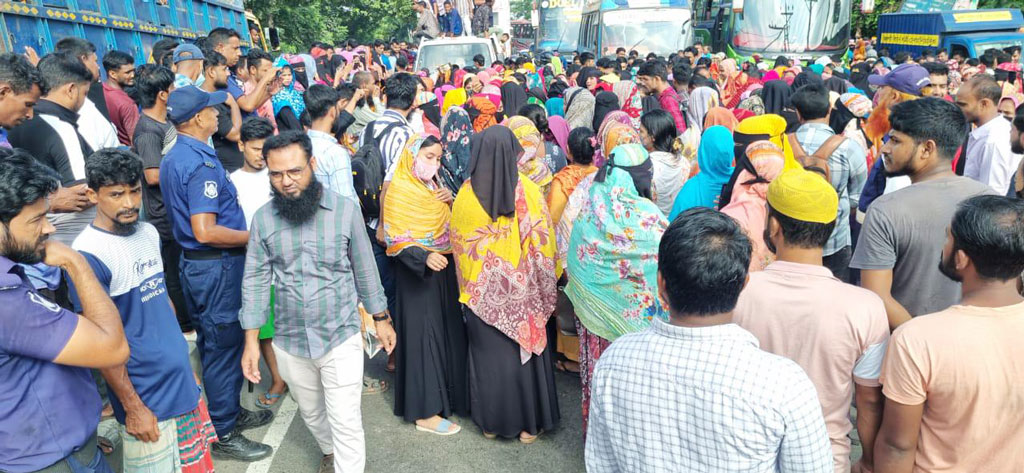 ঈদে মিলাদুন্নবীর ছুটির দাবিতে সোনারগাঁয়ে মহাসড়ক অবরোধ, ভোগান্তি