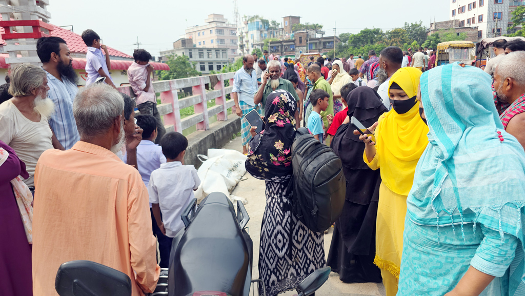 মেঘনায় ট্রলারডুবি: তিন সন্তানের পর মিলল বাবার মরদেহ