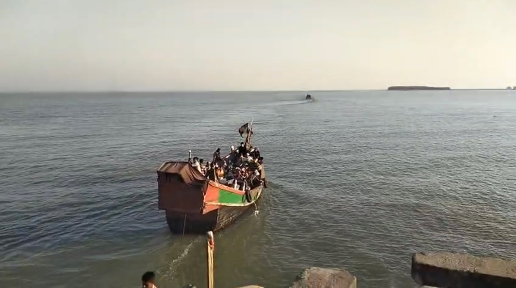 সেন্ট মার্টিন থেকে ৩টি ফিশিং বোটসহ ১৮ মাঝিকে ধরে নিয়ে গেছে আরাকান আর্মি