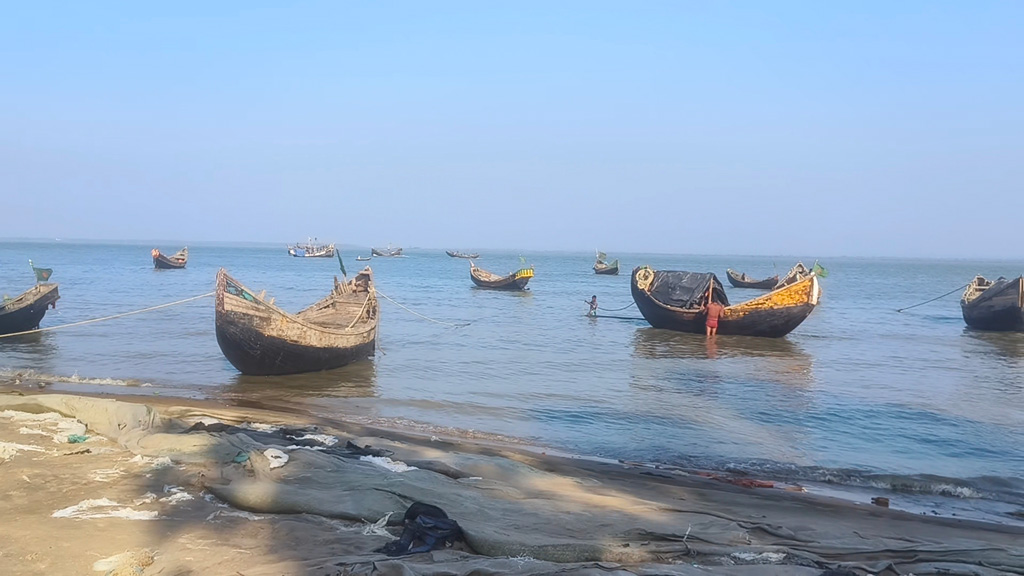 সেন্ট মার্টিনে ৫ ট্রলারসহ ৪০ জেলেকে ধরে নিয়ে গেছে আরাকান আর্মি