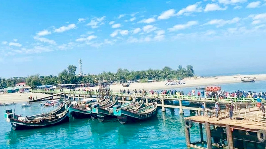 গভীর নিম্নচাপের প্রভাবে সেন্ট মার্টিন বিচ্ছিন্ন, বন্ধ নৌযান চলাচল, বিদ্যুৎহীন দ্বীপে দুর্ভোগ