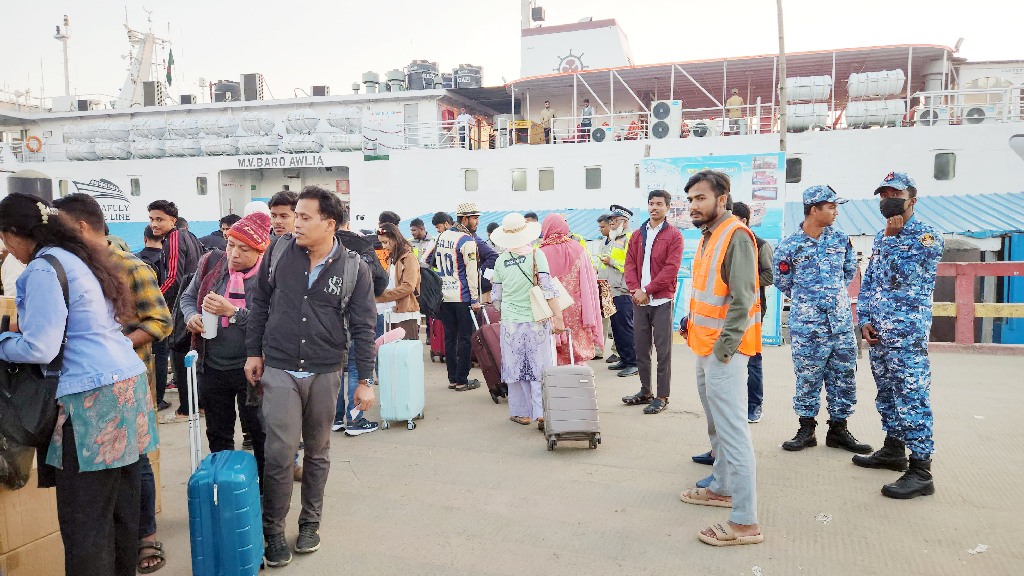 ১০ মাস পর সেন্ট মার্টিনগামী জাহাজ চলাচল শুরু, তিন জাহাজে গেলেন ১২০০ পর্যটক