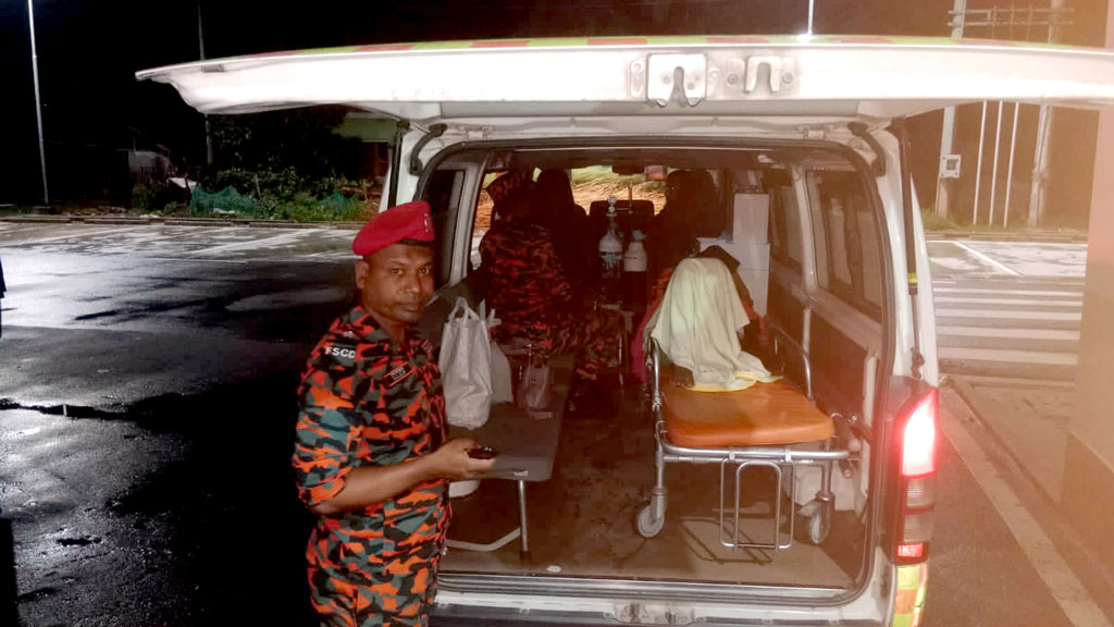 বাইরে মুষলধারে বৃষ্টি, রেলস্টেশনে সন্তান প্রসব করলেন মা