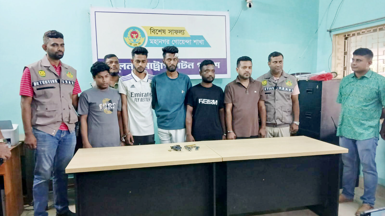 খুলনার ৫ শীর্ষ সন্ত্রাসী ঢাকায় গ্রেপ্তার, অস্ত্র-গুলি উদ্ধার
