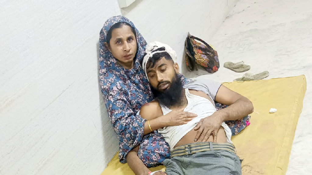 বগুড়ায় চাঁদাবাজির অভিযোগে এক সন্ত্রাসীর দুই পা ভেঙে দিয়েছে গ্রামবাসী