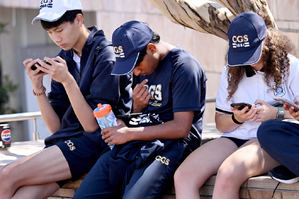 শিশু-কিশোরদের জন্য সোশ্যাল মিডিয়া নিষিদ্ধের পথে এবার ব্রিটেন