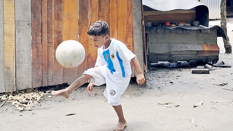 খুদে ফুটবলার সোহান পাচ্ছে বিকেএসপির স্কলারশিপ