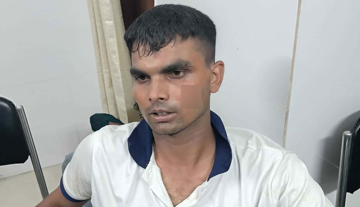 মায়ের মৃত্যুর প্রতিবাদ করায় রামেকে সেনাসদস্যকে পিটিয়ে পুলিশে দিলেন ইন্টার্ন চিকিৎসকেরা