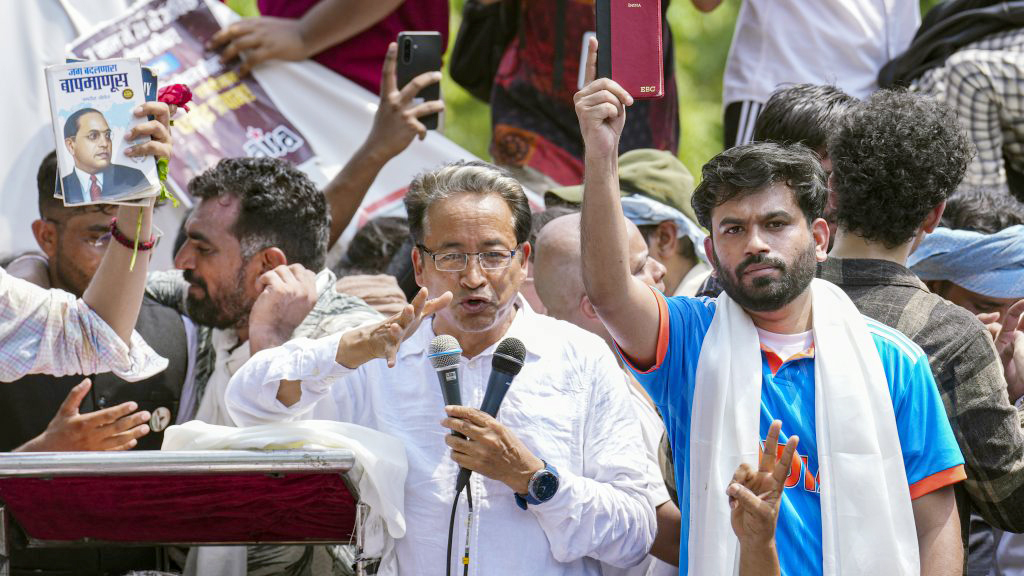 দিল্লি কাঁপাচ্ছে ২১ দিনের ‘ককরোচদের’ দল, যোগ দিলেন ‘র্যাঞ্ছো’