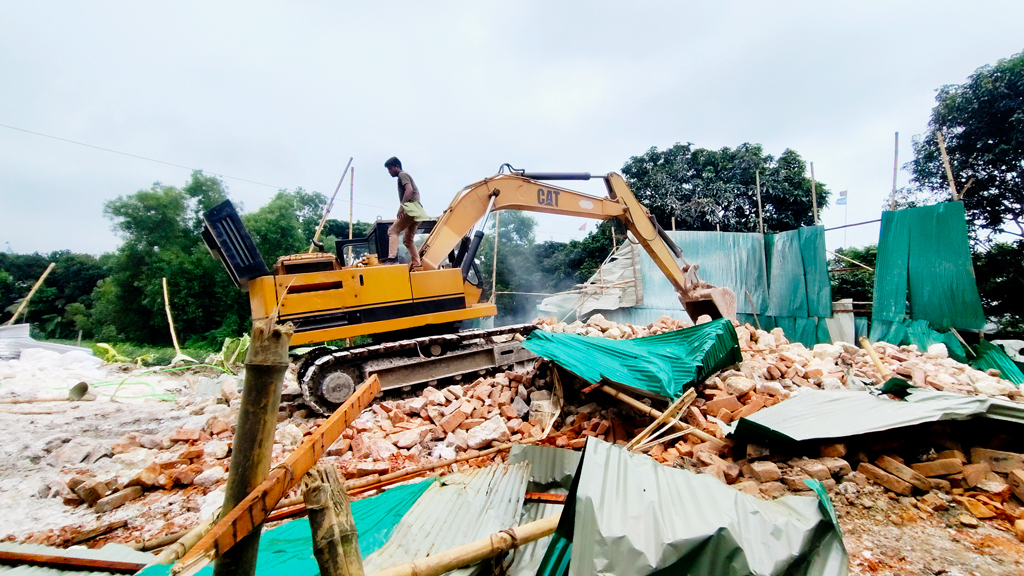 সোনারগাঁয়ে অবৈধ গ্যাস-সংযোগ বিচ্ছিন্নের পর গুঁড়িয়ে দেওয়া হলো দুই চুন কারখানা