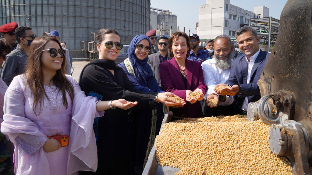 সোনারগাঁয়ে সিডস ক্রাশিং মিলস পরিদর্শনে যুক্তরাষ্ট্রের রাষ্ট্রদূত