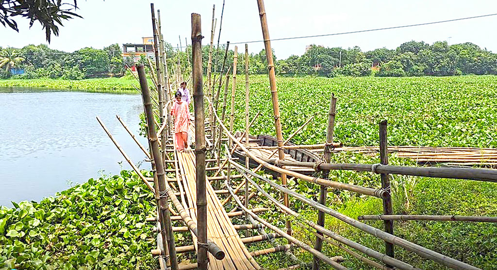 ব্রহ্মপুত্র নদী পারাপার: ৫ গ্রামের মানুষের ভরসা বাঁশের সাঁকো, দুর্ভোগ