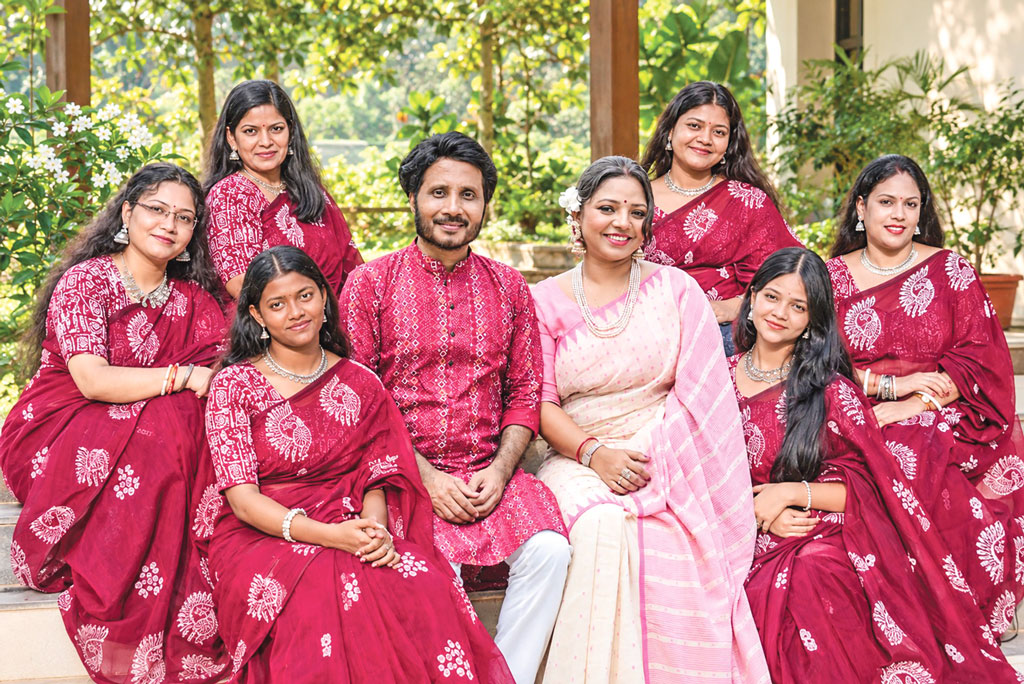 সমরজিৎ ও প্রিয়াংকার সঙ্গে সুরছায়ার ছয় শিক্ষার্থী