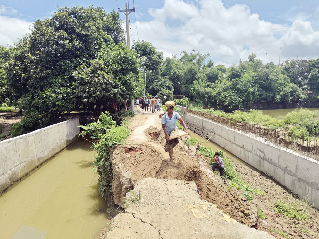 কাজে লবডঙ্কা, বিল ৮০% ঠিকাদারের পকেটে