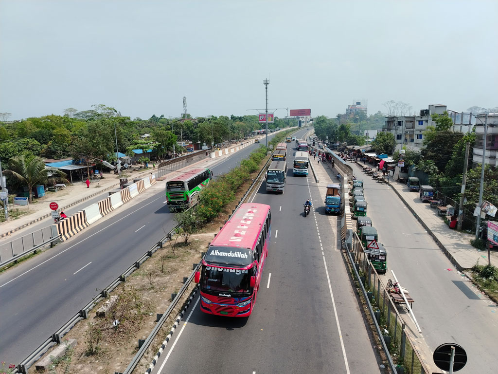 এক্সপ্রেসওয়েতে যানবাহনের চাপ, বাড়তি ভাড়ায় ক্ষোভ